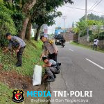 Sinergi Bhabinkamtibmas dan Babinsa Desa Sukamahi Gelar Kerja Bhakti Kamsih, Tingkatkan Kebersihan Lingkungan