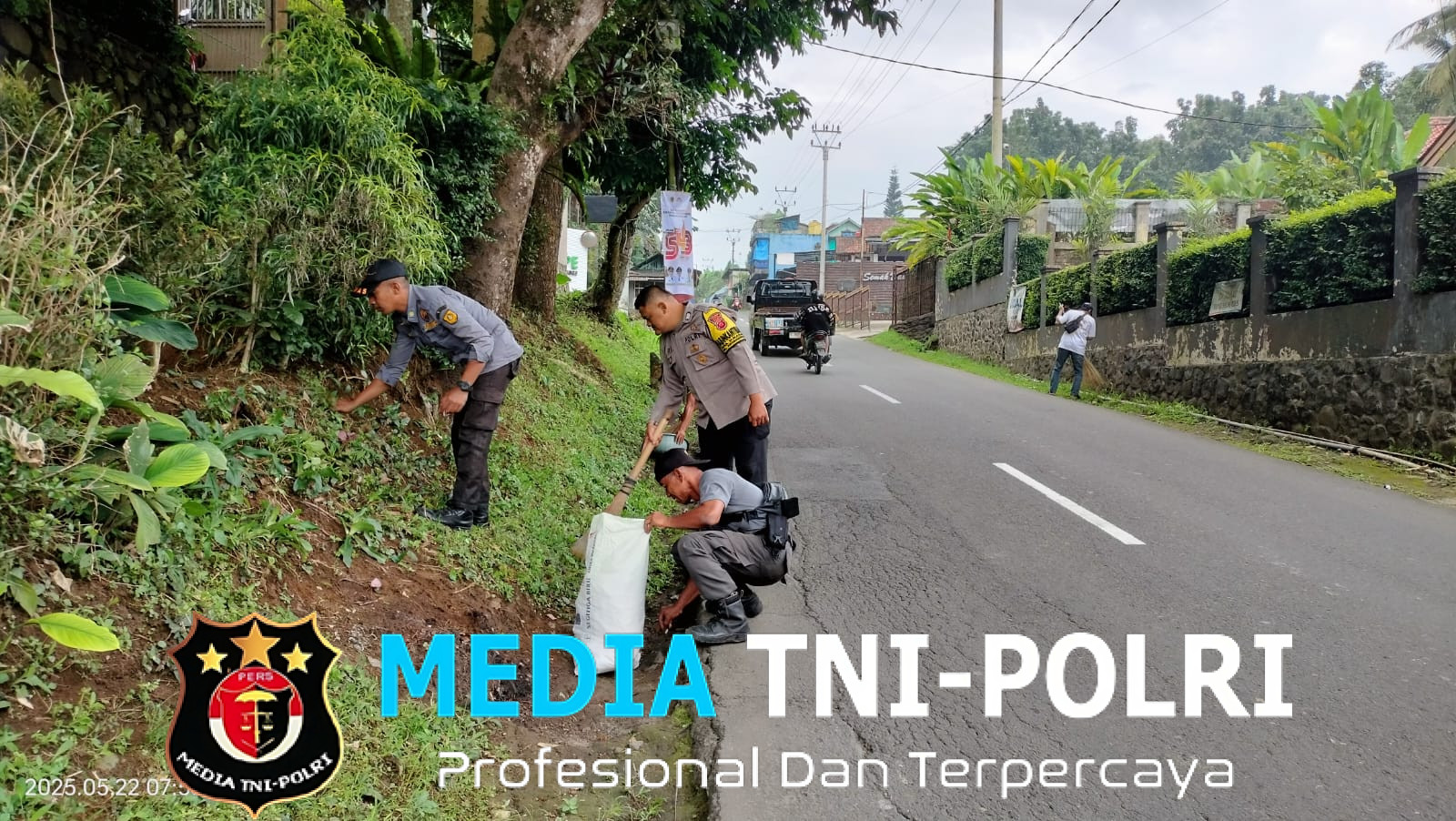 Sinergi Bhabinkamtibmas dan Babinsa Desa Sukamahi Gelar Kerja Bhakti Kamsih, Tingkatkan Kebersihan Lingkungan