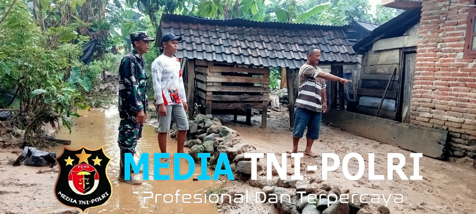 Babinsa Tirtoyudo Serka Hery Purnomo Tinjau Lokasi Banjir Luapan Sungai di Desa Pujiharjo