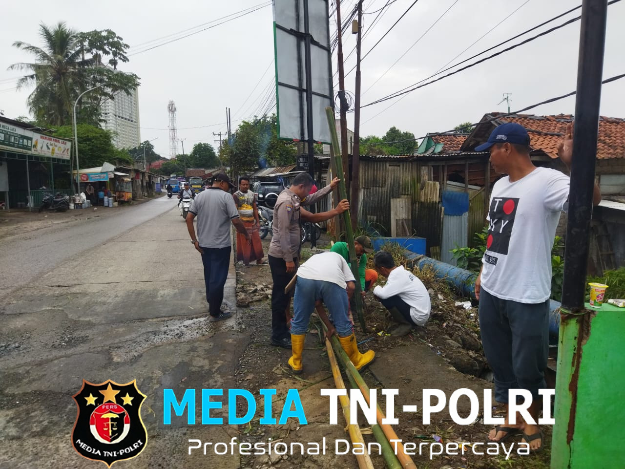 Wujud Kepedulian Polri, Bhabinkamtibmas Polsek Babakan Madang Gotong Royong Bersama Warga Desa Kadumanggu