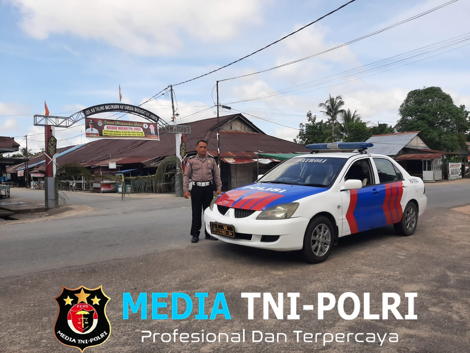 Anggota Polsek Mandor Laksanakan Patroli Dengan Suasana Adat Balala Nagari untuk Cegah Tindak Pidana Pencurian