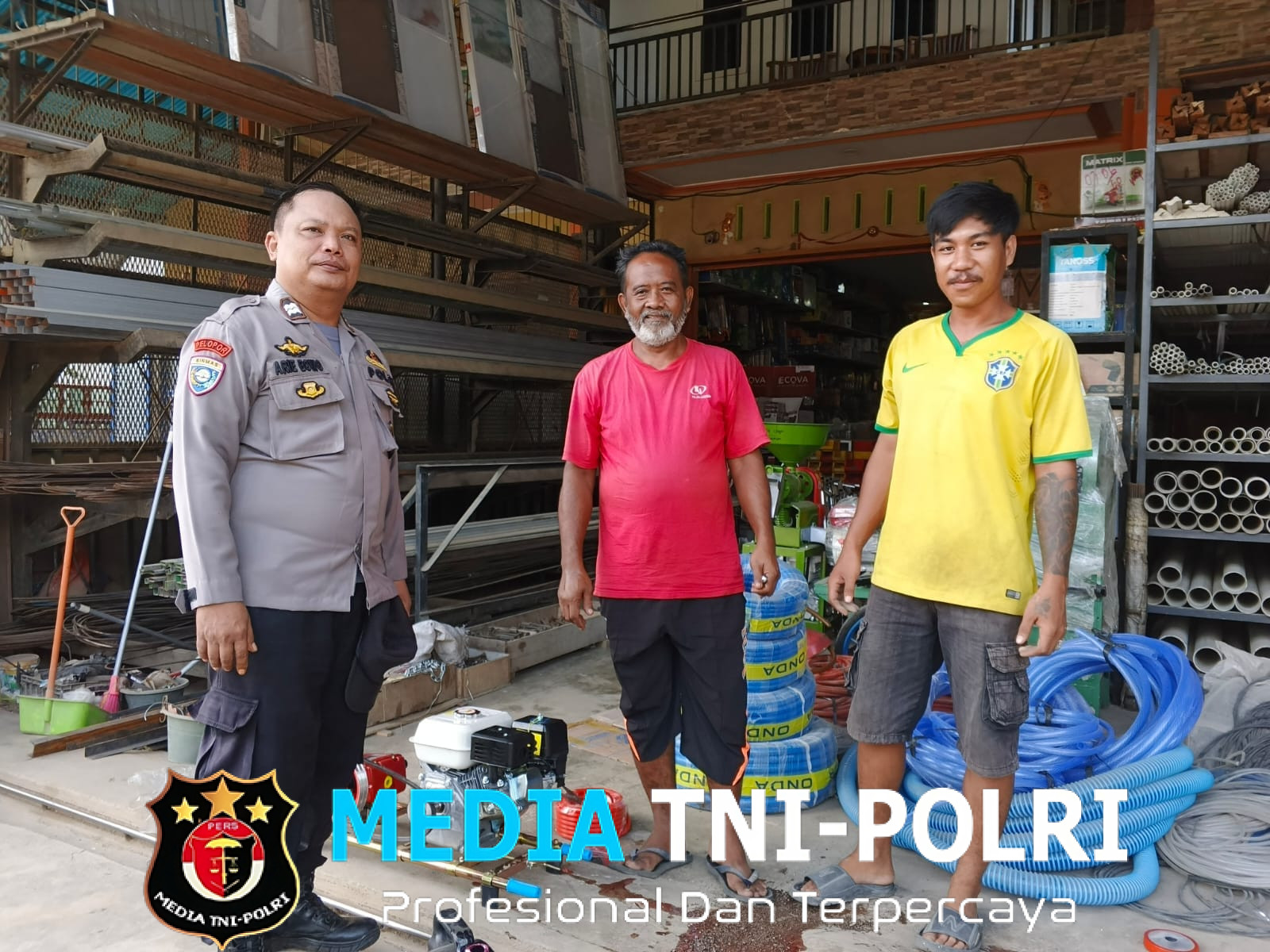 Polisi Sambangi Warga di Bengkel dan Toko Bangunan untuk Menjalin Silaturahmi serta Menyampaikan Pesan Kamtibmas