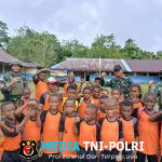 Satgas Yonif 131/Brajasakti Bersama Siswa Gotong Royong Ciptakan Lingkungan Belajar yang Nyaman