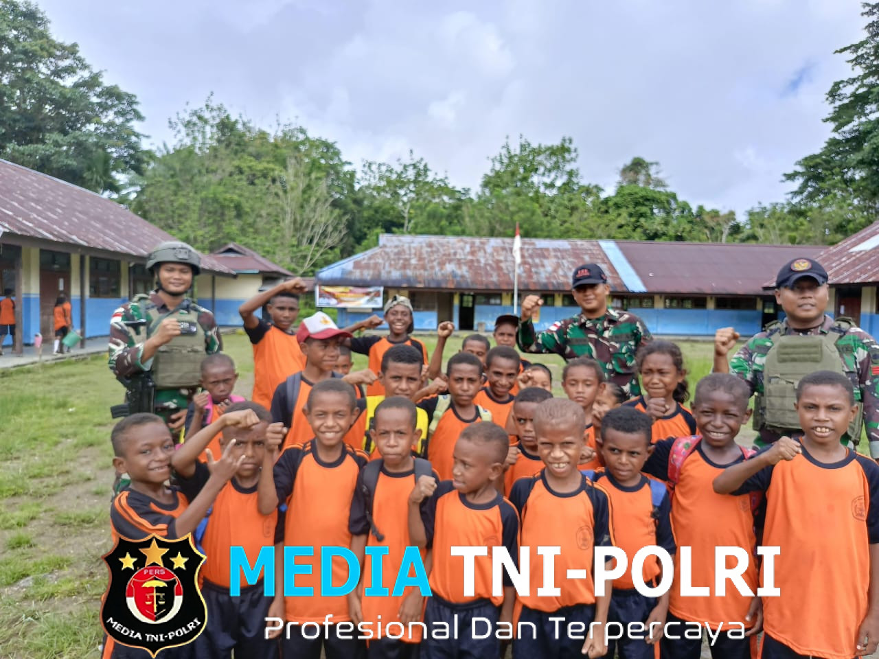 Satgas Yonif 131/Brajasakti Bersama Siswa Gotong Royong Ciptakan Lingkungan Belajar yang Nyaman