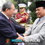 Presiden Prabowo Sambut Premier Li Qiang dalam Upacara Resmi Penuh Kehormatan di Istana Merdeka