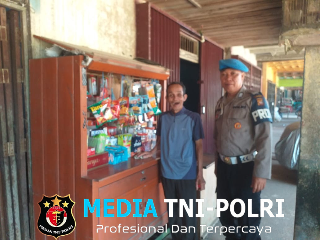 Sambagi Warga Pada Saat Berpatroli, Personil Polsek Menjalin Sampaikan Pesan Kamtibmas