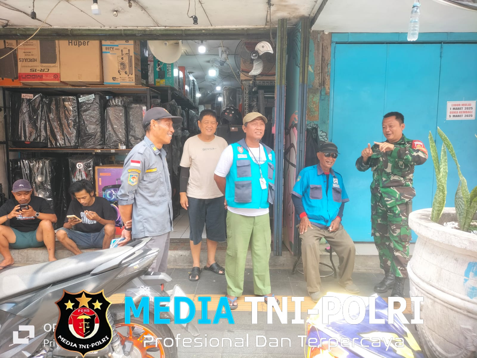 Ngobrol Santai Babinsa Kemlayan Dengan Juru Parkir