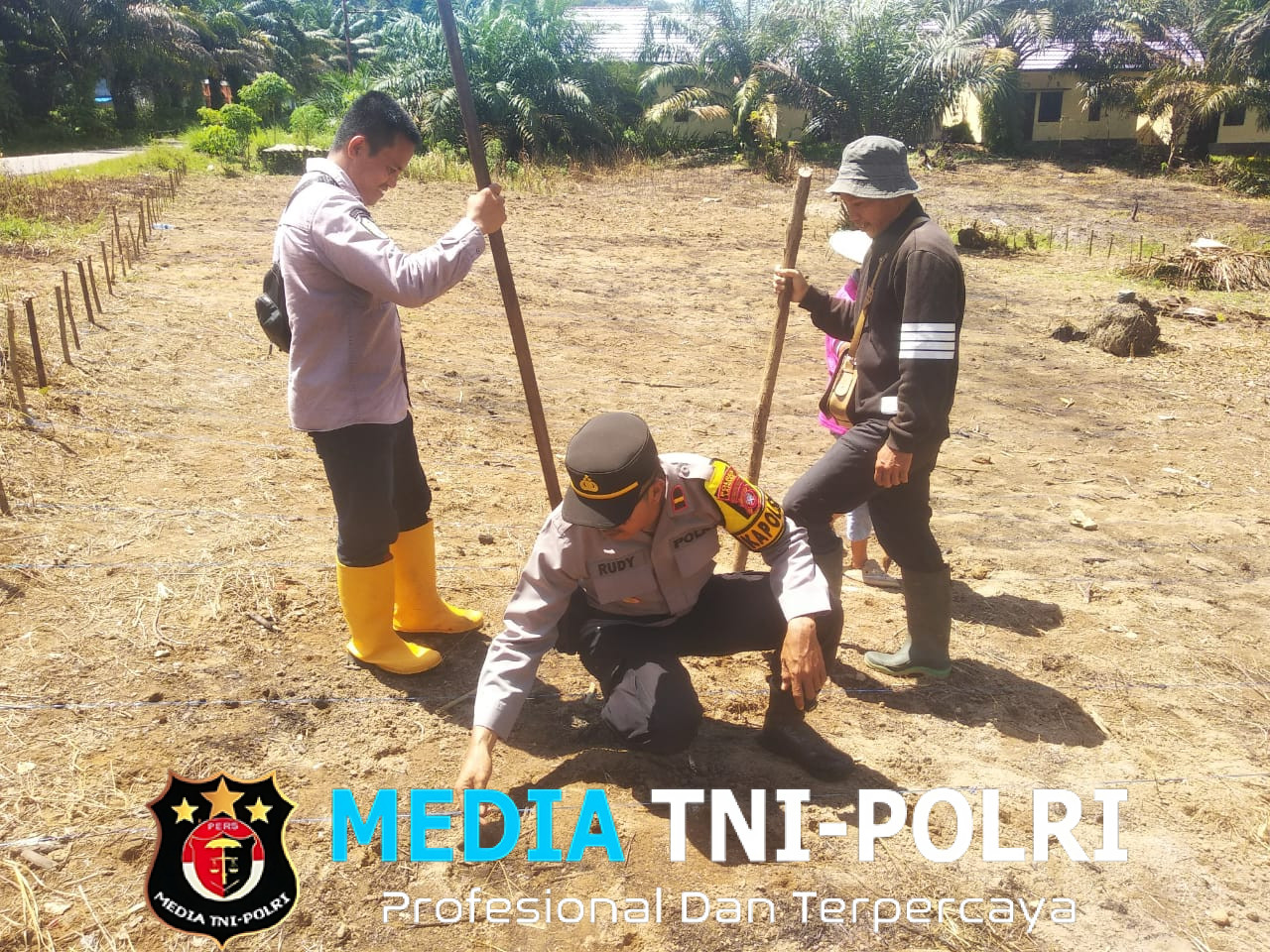 Kapolsek Sebangki Bersama BPP dan Poktan Sumber Rezeki Laksanakan Penanaman Jagung di Desa Sebangki