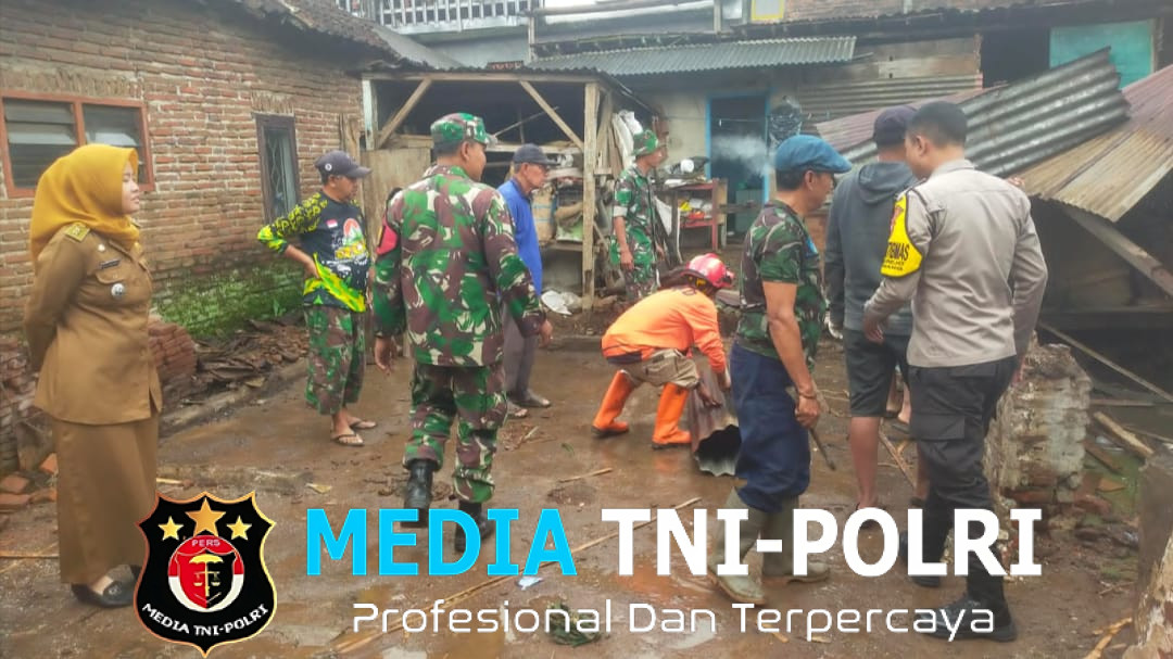Rumah Warga di Lawang Roboh Dimakan Usia, TNI-Polri Hingga Warga Kompak Gelar Kerja Bakti