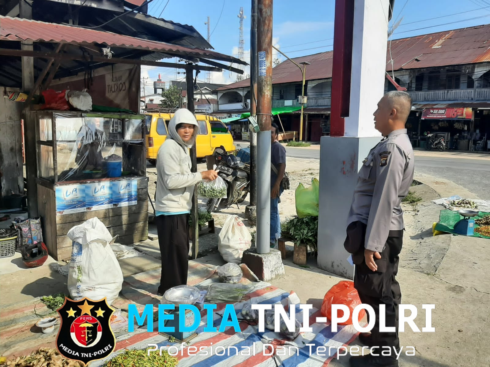Patroli Siang di Pasar Mandor, Polisi Dialogis dan Sampaikan Imbauan Kamtibmas