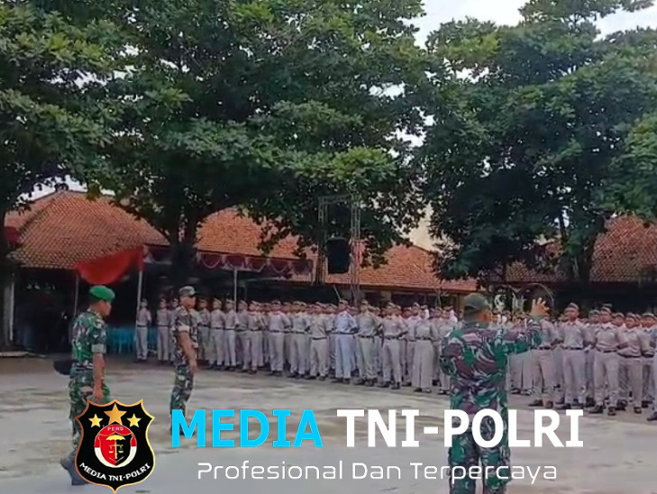 Babinsa Latih Tata Upacara Sekolah, Ciptakan Generasi Disiplin dan Patriotik