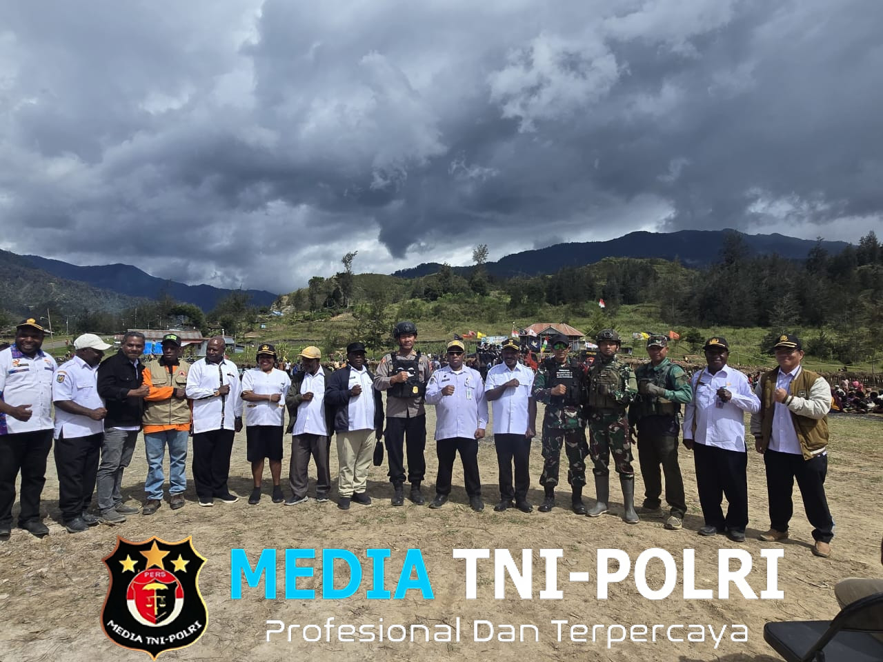 Loreng Pengabdian Satgas TNI Hadirkan Senyum di Tengah Reruntuhan Harapan Gome