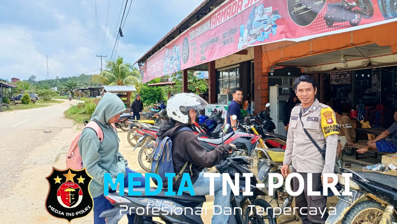 Bhabinkamtibmas Polsek Kuala Behe Patroli Kamtibmas Jaga Situasi Aman dan Kondusif