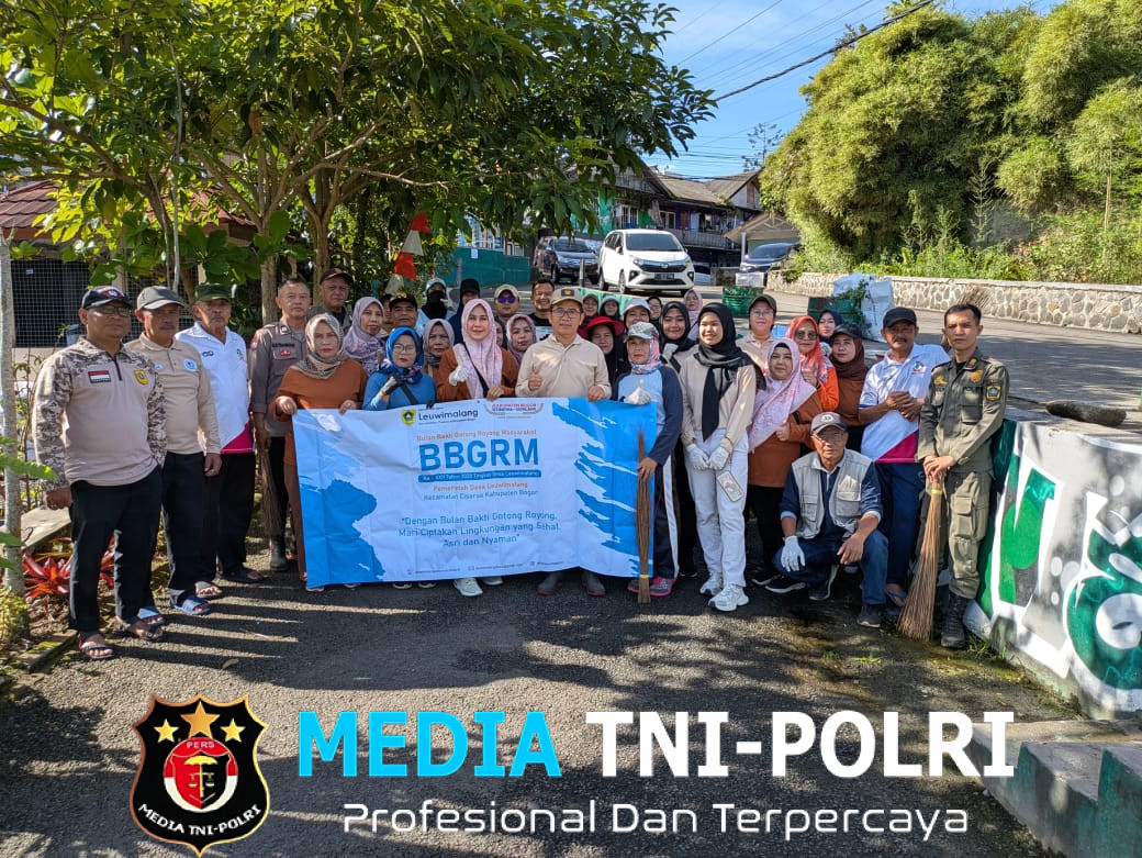 Wujudkan Lingkungan Bersih dan Harmonis, Bhabinkamtibmas Desa Lewimalang Ikuti Kerja Bakti BBGRM