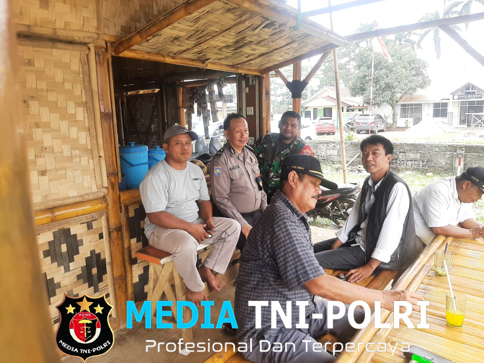 Wujud Sinergi TNI-Polri, Bhabinkamtibmas dan Babinsa Sambang Warga Desa Mekarsari