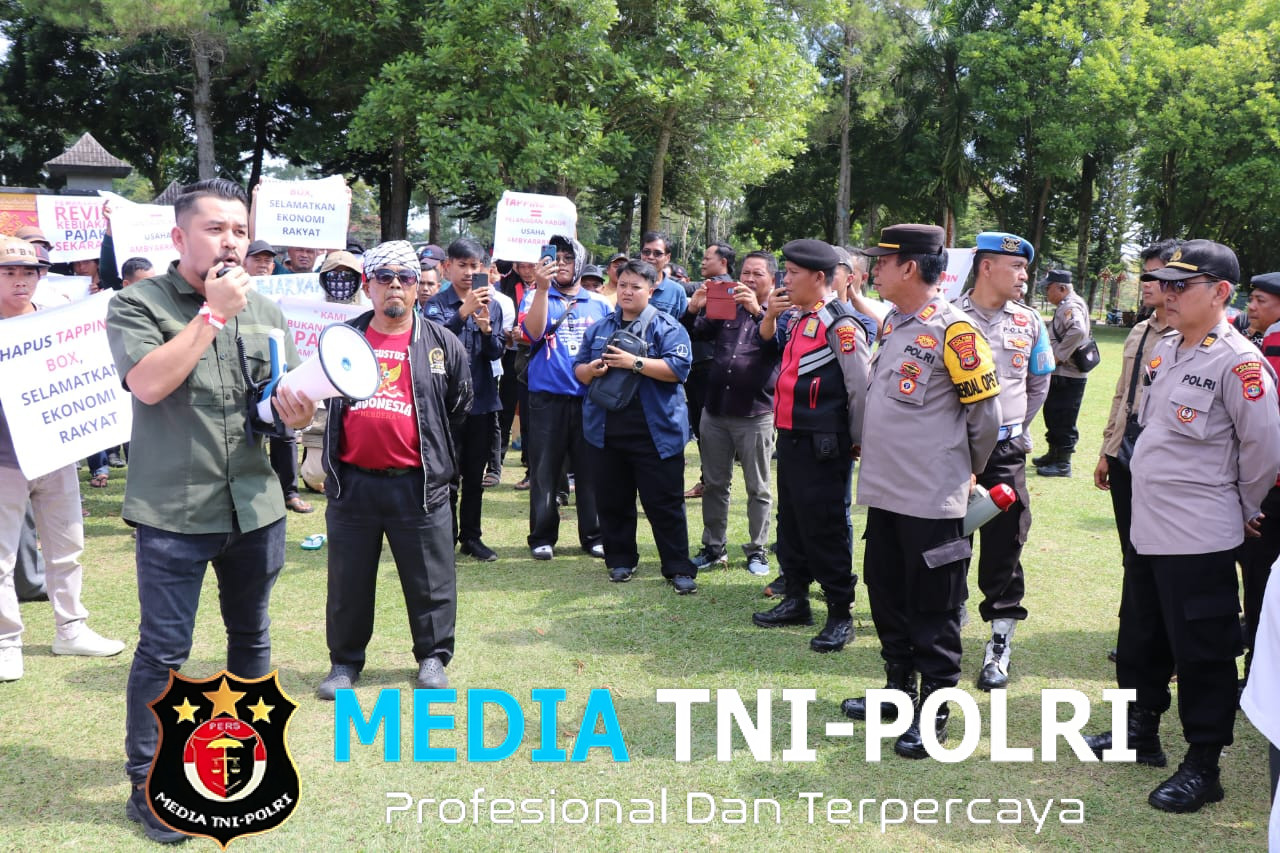 Polres Lampung Barat Amankan Aksi Unjuk Rasa di Pemda Lampung Barat