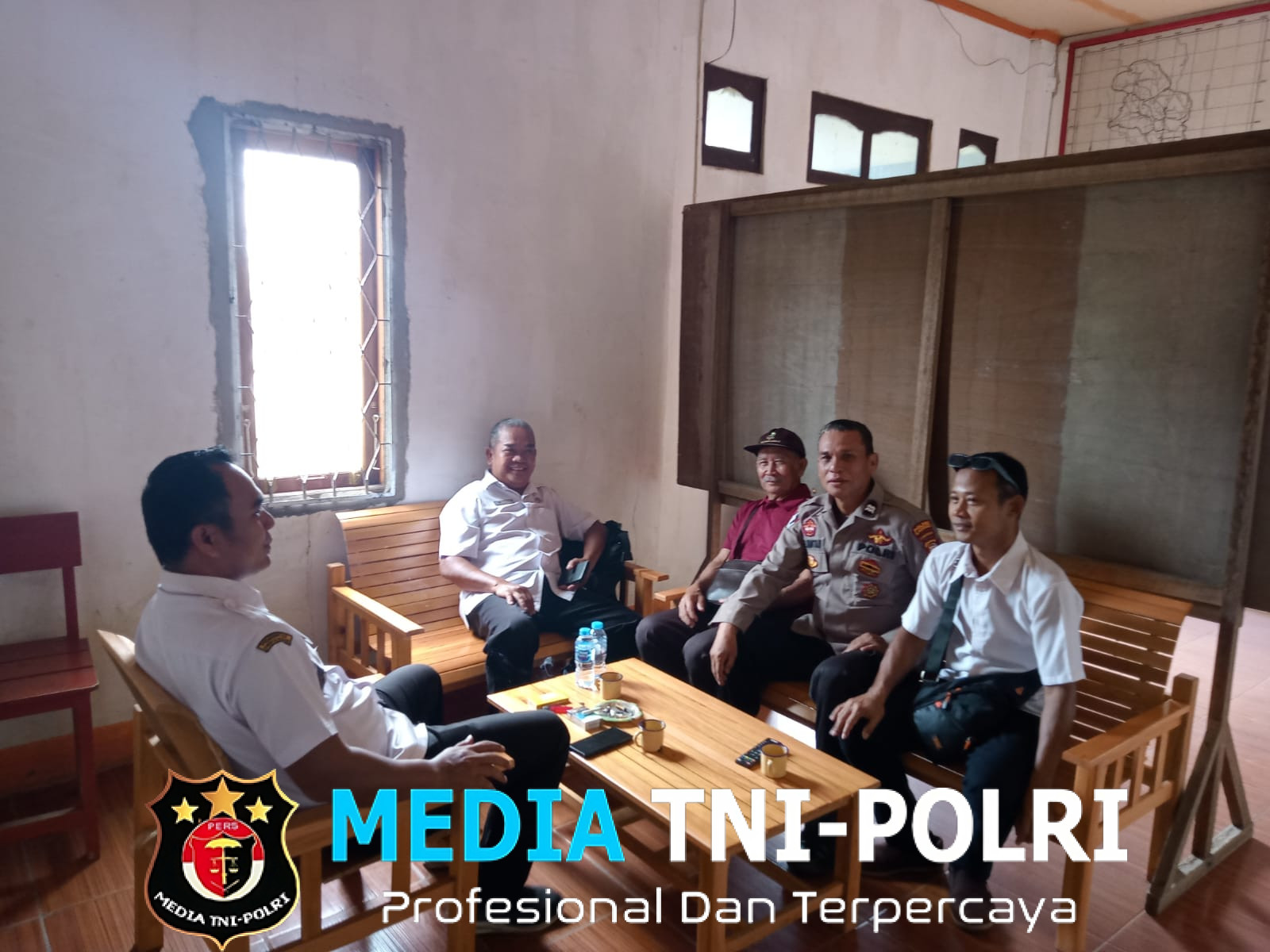 Dengan Secangkir Kopi, Kanit Binmas Ajak Kades Keranji Mancal Bersama Jaga Keamanan