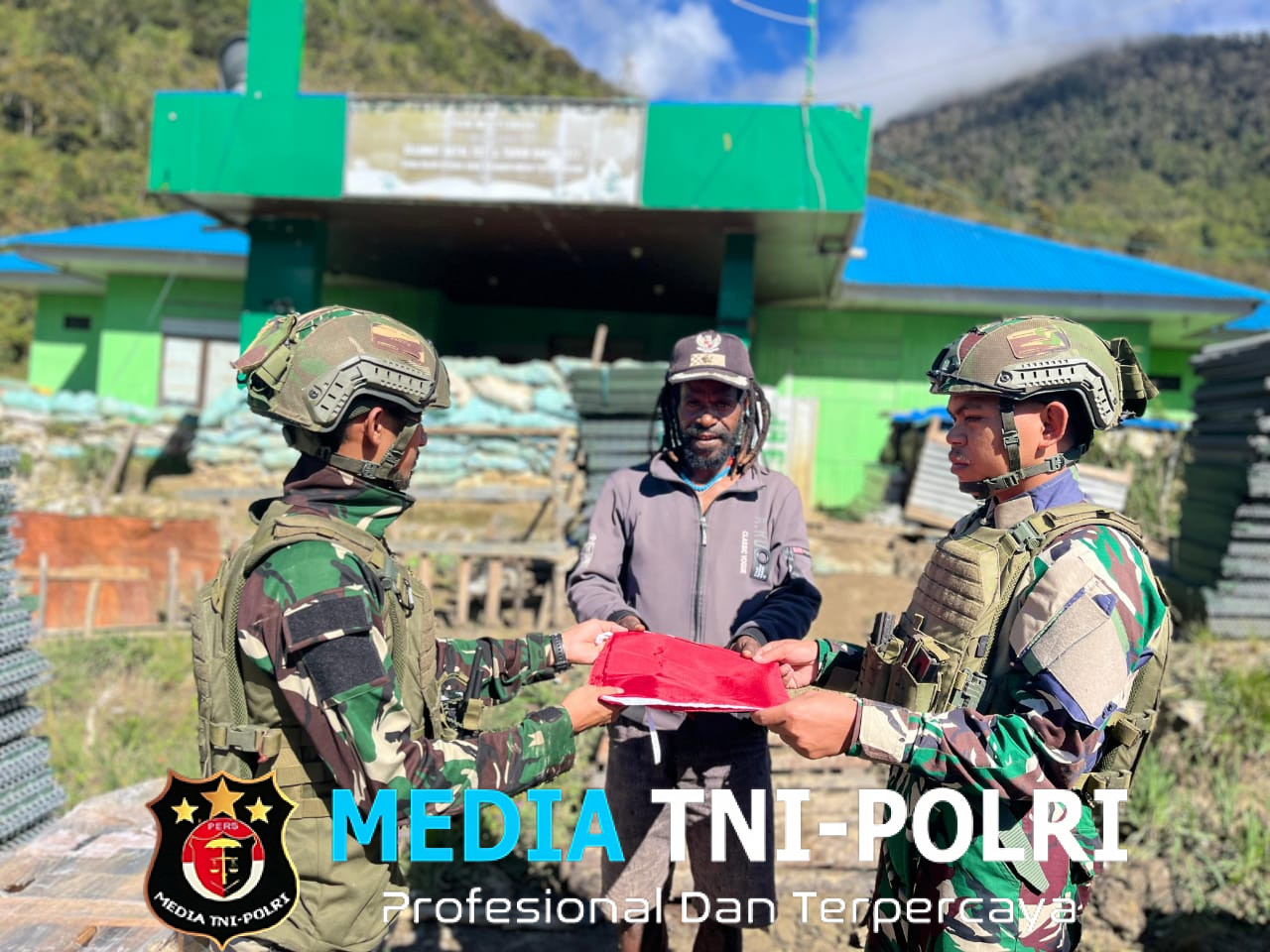 Merah Putih di Ujung Negeri Satgas TNI dan Warga Amungi Satukan Hati di Balai Desa