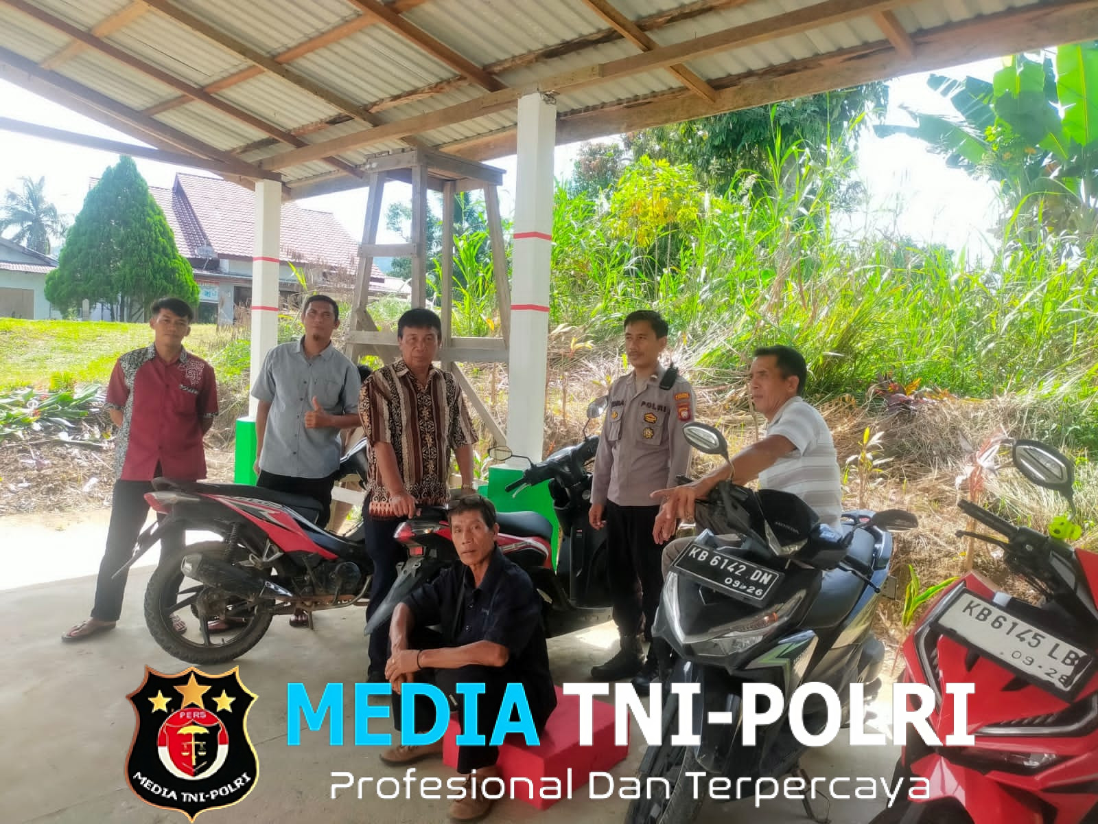 Patroli Siang Humanis, Polsek Mandor Jalin Komunikasi dengan Masyarakat