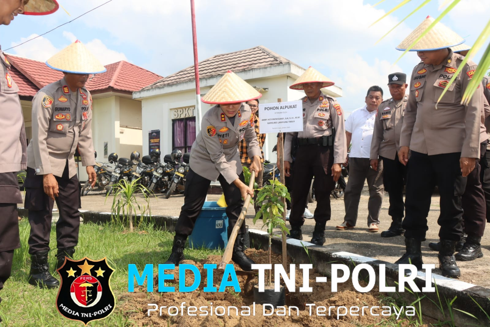 Ciptakan Lingkungan Kerja Asri, Kapolres Lampung Timur Tanam Pohon di Polsek Raman Utara