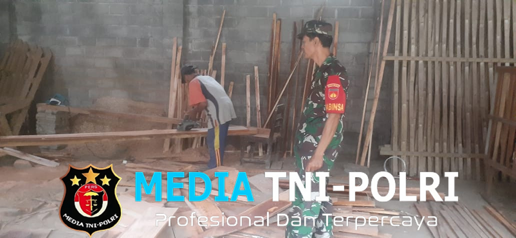 Babinsa Musuk Bantu Pembuatan Kandang Di Desa Lampar