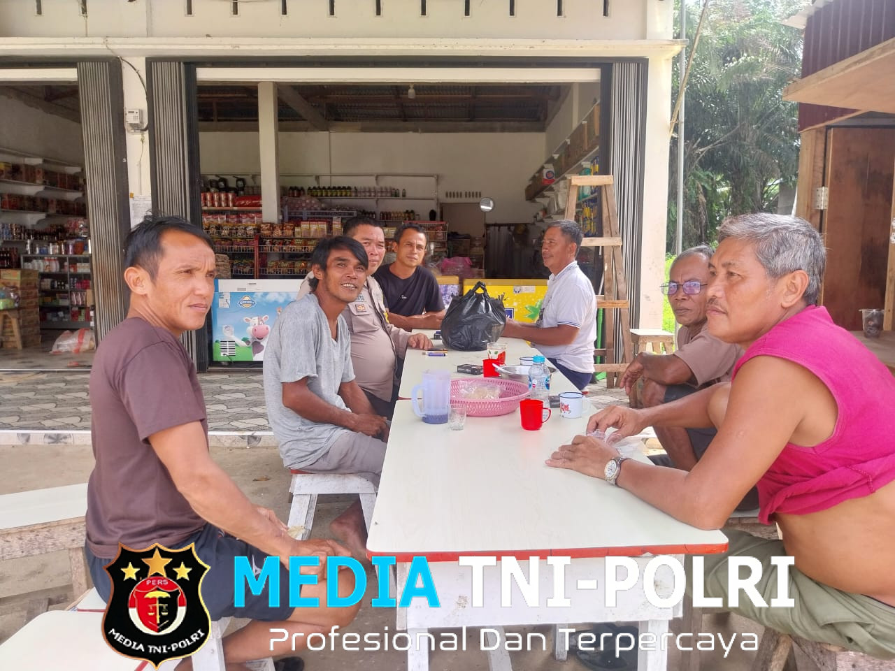 Pererat Silaturahmi, Bhabinkamtibmas Jalin Komunikasi Humanis dengan Warga