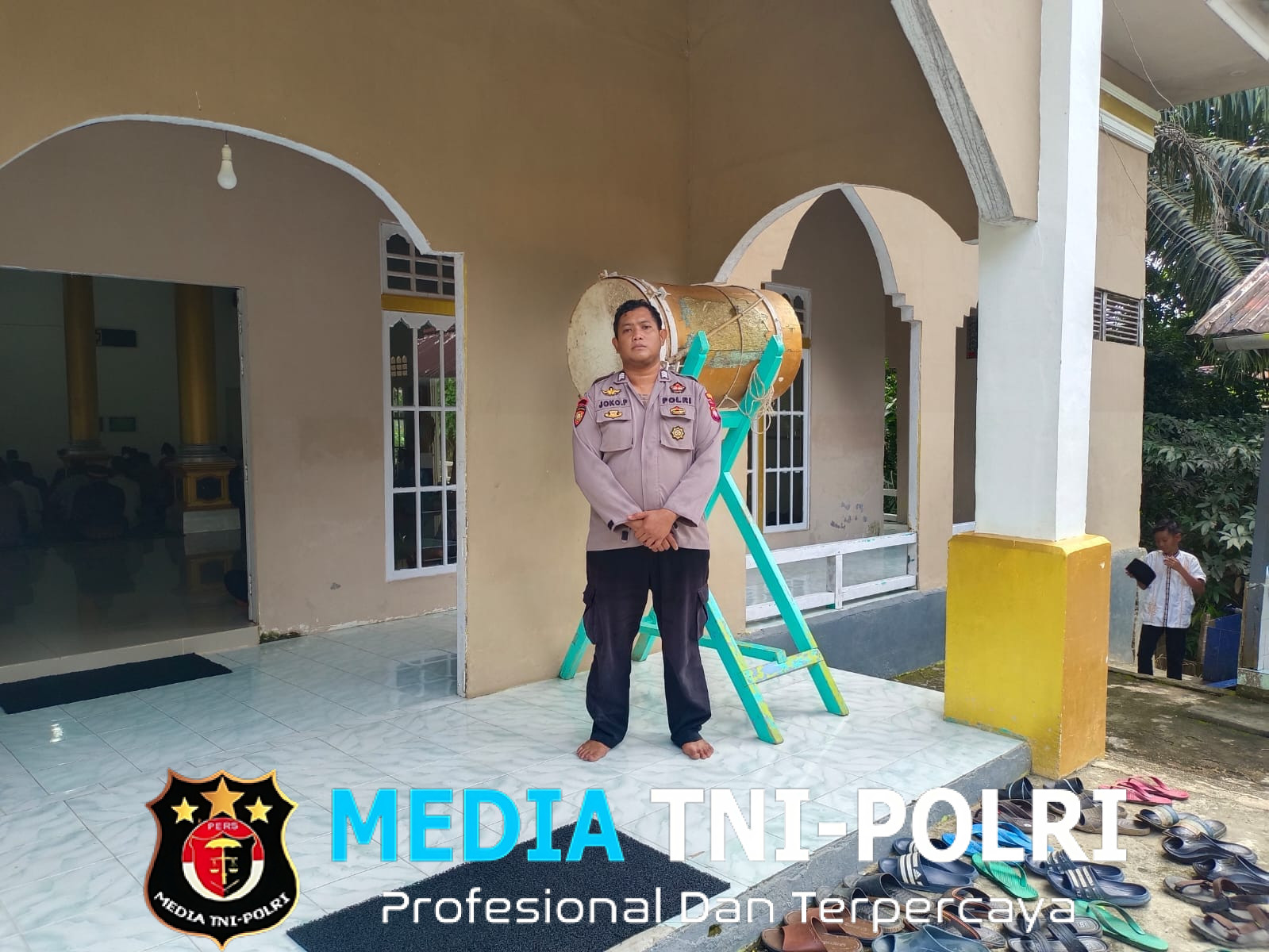 Ciptakan Rasa Aman Bhabinkamtibmas Polsek Kuala Behe Laksanakan Pengamanan Sholat Jumat