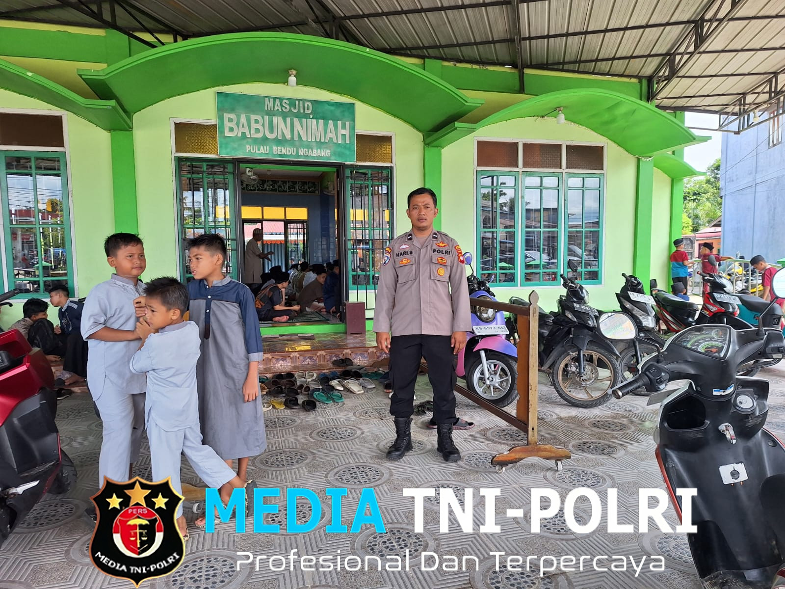 Pastikan Situasi Aman Polsek Ngabang Menempatkan Personilnya Untuk Pengamanan Sholat Jum’at