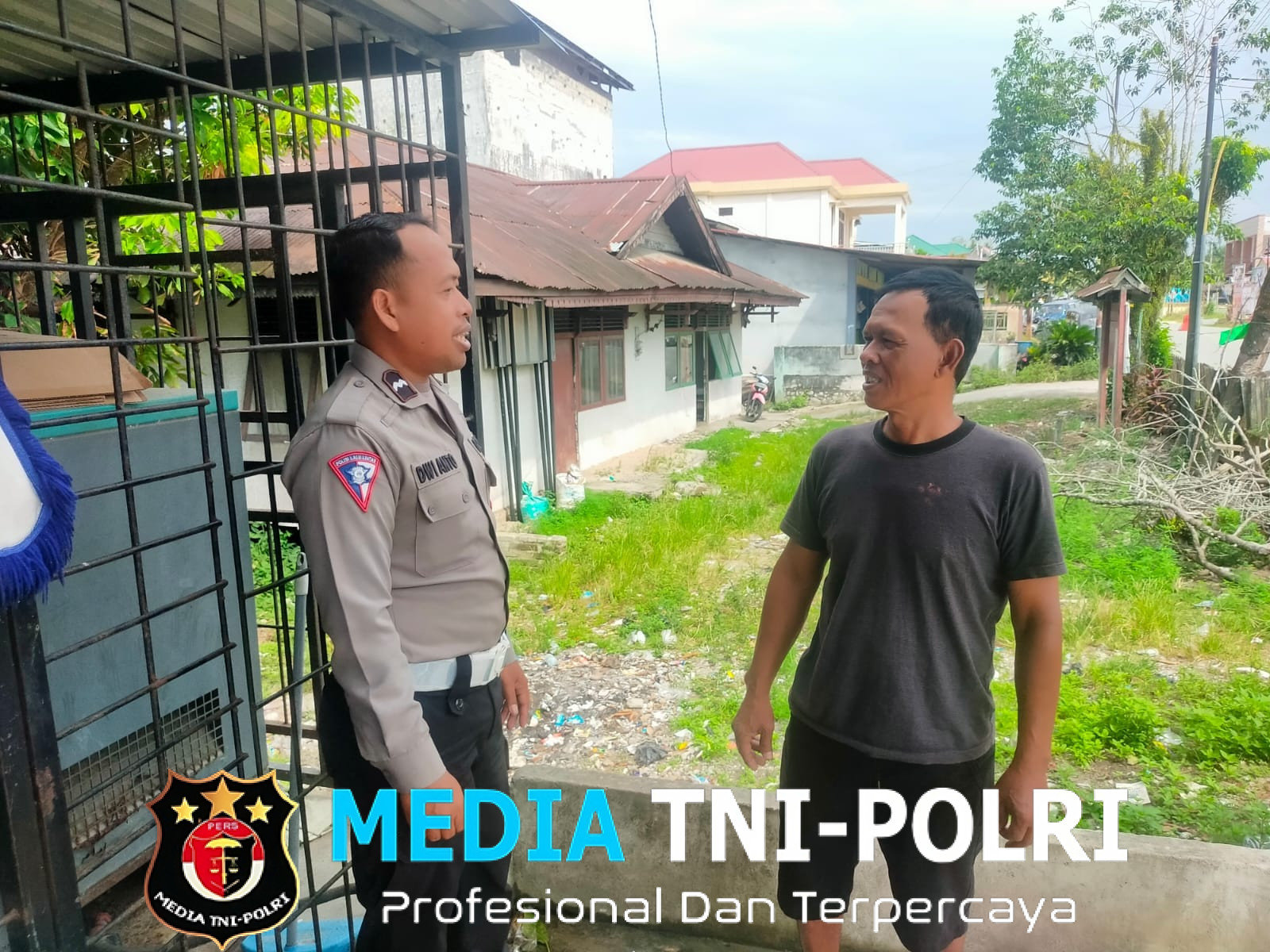 Anggota Polsek Mandor Sambangi Warga Saat Patroli Siang, Warga Beri Respons Positif