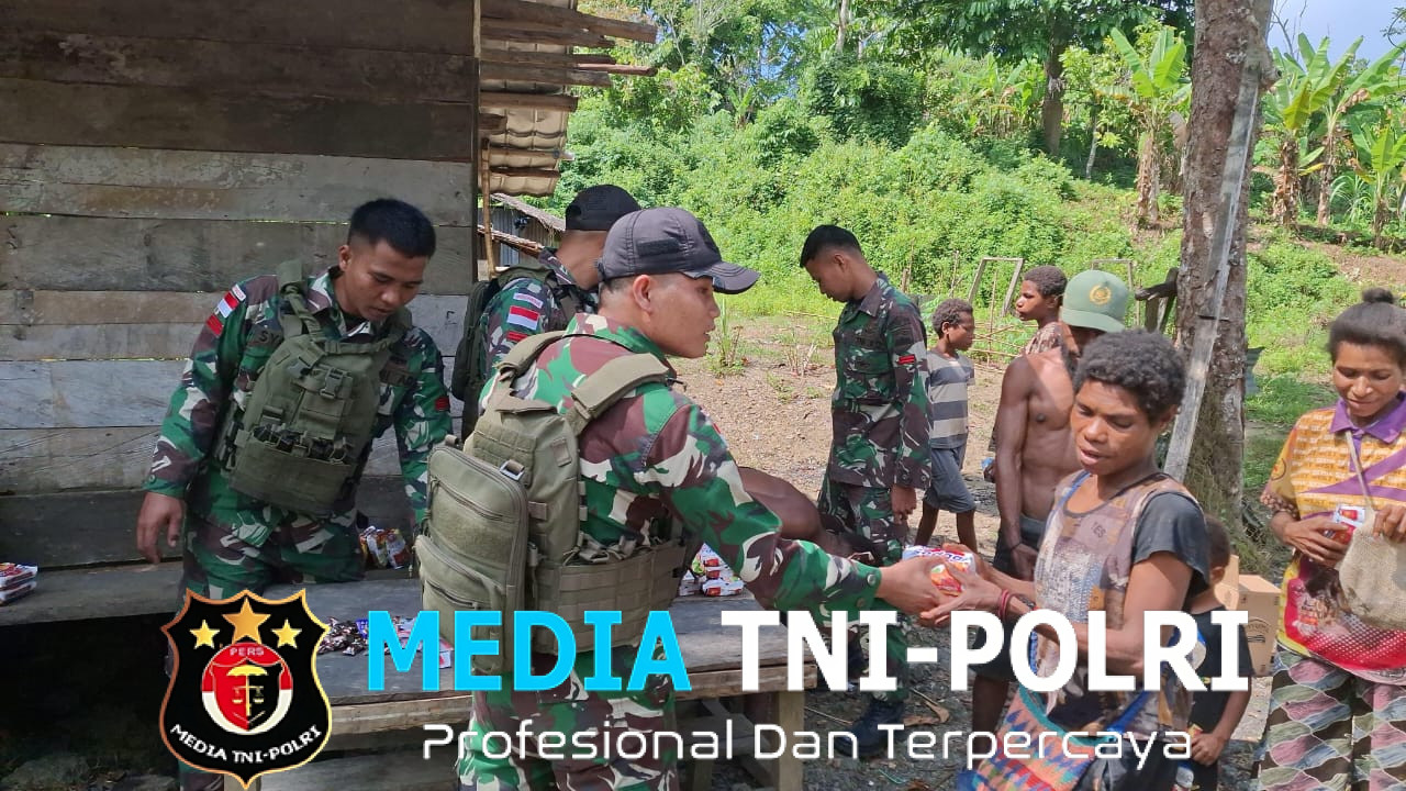 Wujud Cinta TNI untuk Rakyat, Satgas Yonif 131/Brajasakti Bantu Warga Perbatasan Papua