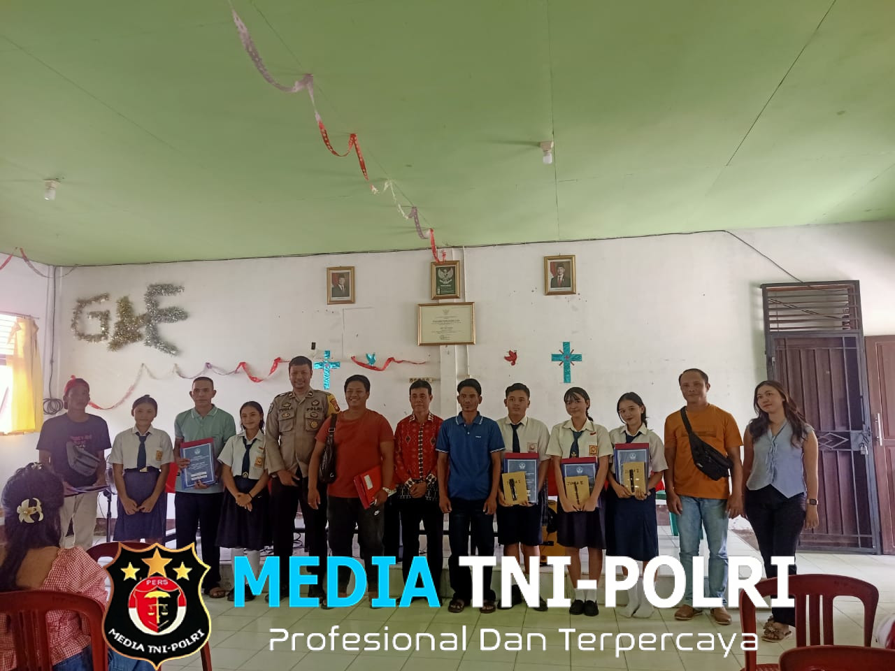 Bhabinkamtibmas Wakili Kapolsek Sengah Temila di Acara Kelulusan SMP GKE Sidas