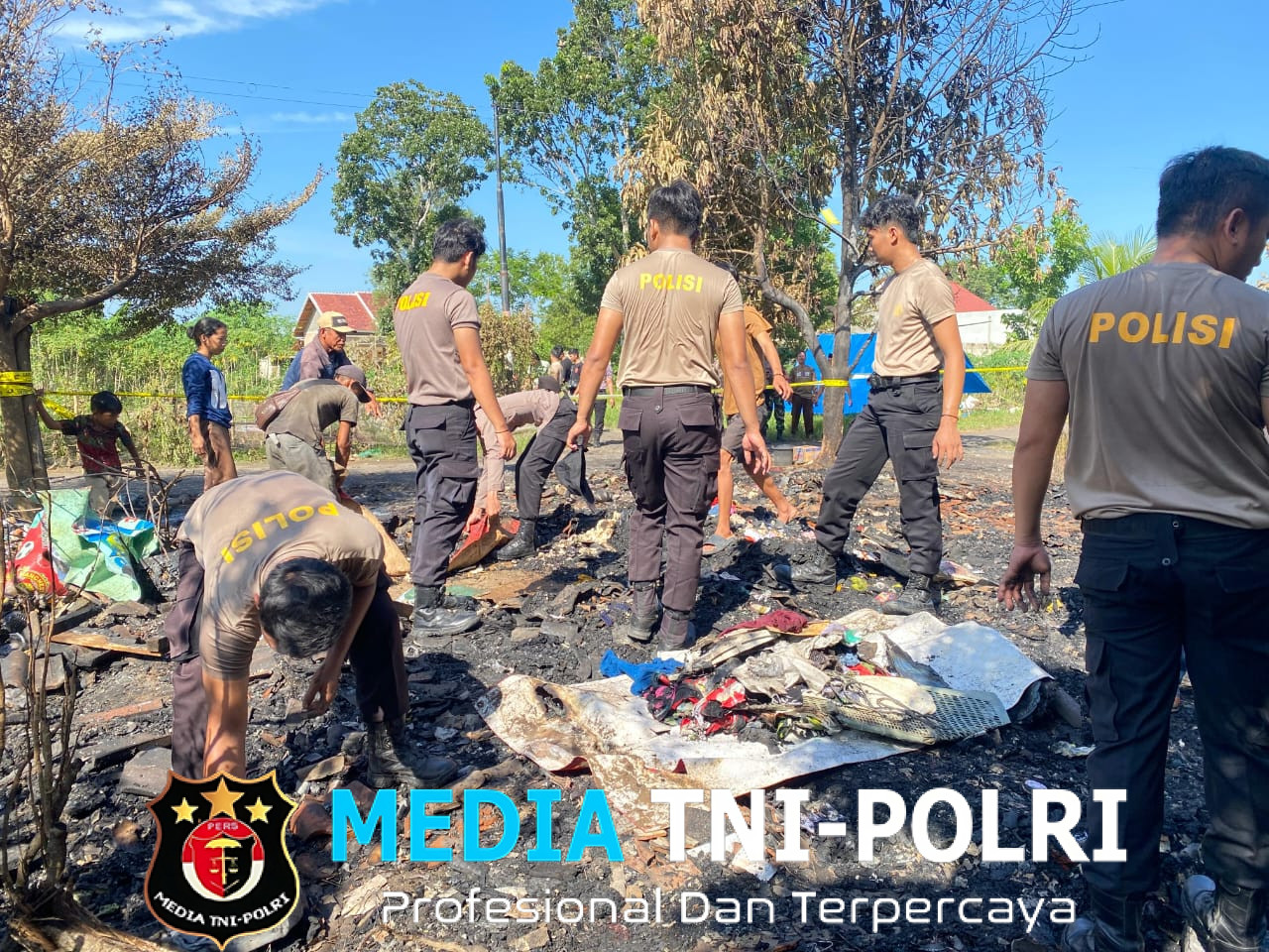 Puluhan Personel Polres Tulang Bawang Barat Gelar Bhakti Sosial, Bersihkan Puing-Puing Kebakaran ditiyuh Panaragan