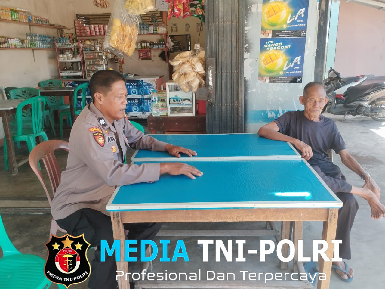 Sambangi Warga Saat Patroli Siang, Polsek Mandor Perkuat Kedekatan dengan Masyarakat