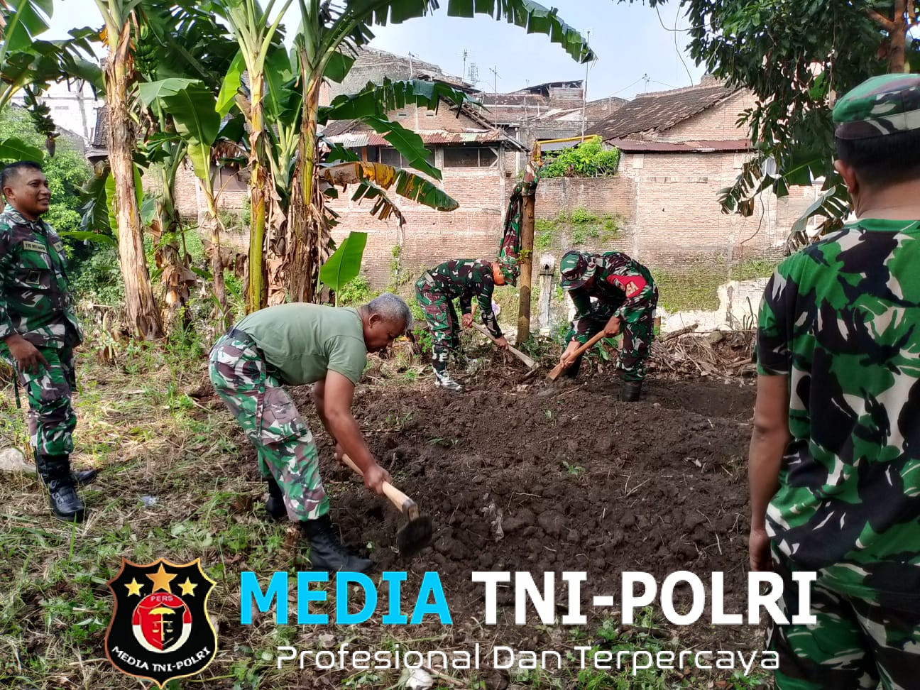 Tanpa Henti Membantu Warga, Anggota Koramil 03/Serengan Ajak Warga Olah Lahan Tidur