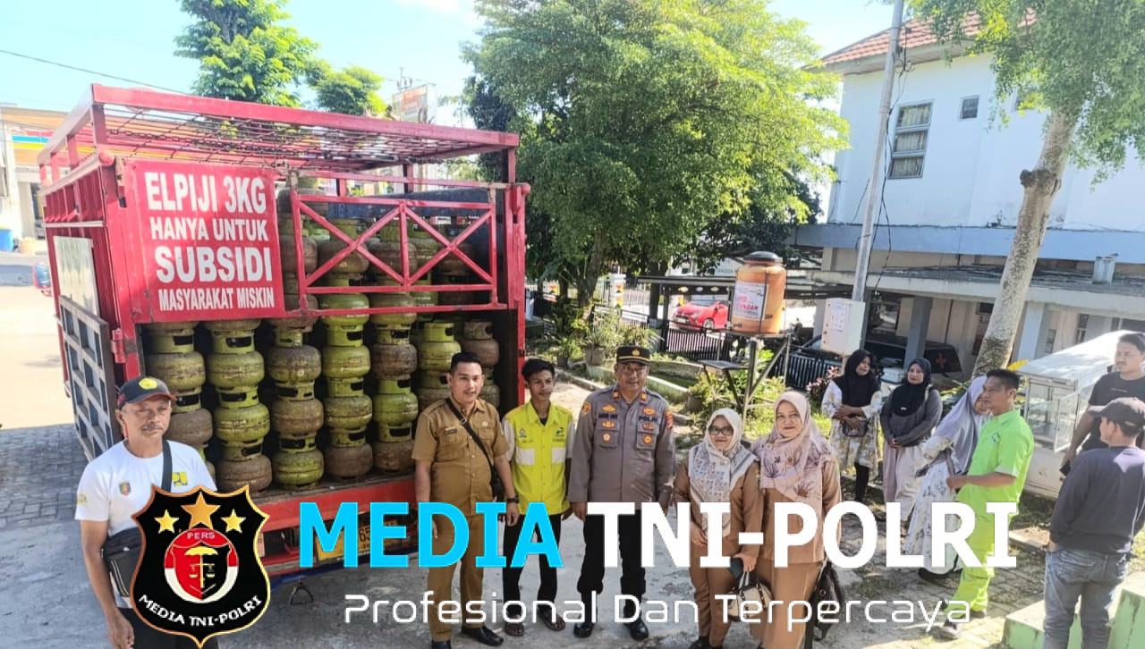 Kapolsek Talang Padang Pimpin Langsung Pengamanan Operasi Pasar Gas LPG 3 Kg Pemkab Tanggamus