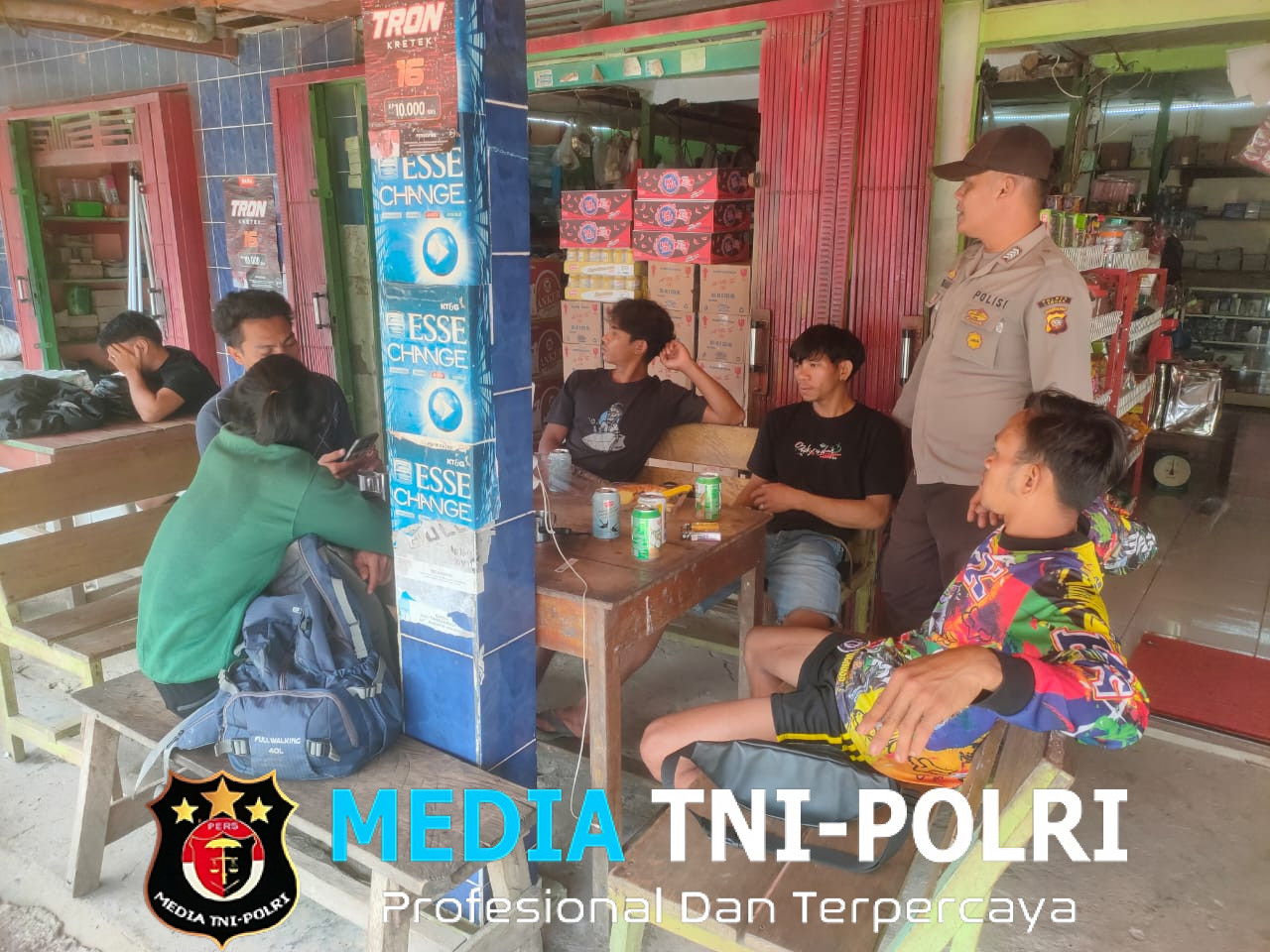 Patroli Siang, Personel Sambangi Warga untuk Jaga Kondusifitas Lingkungan