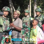 Perkuat Silahturahnmi, Satgas Yonif 521/DY Laksanakan Komsos dan Bagikan Bibit Pertanian Untuk Warga Pedalaman Papua