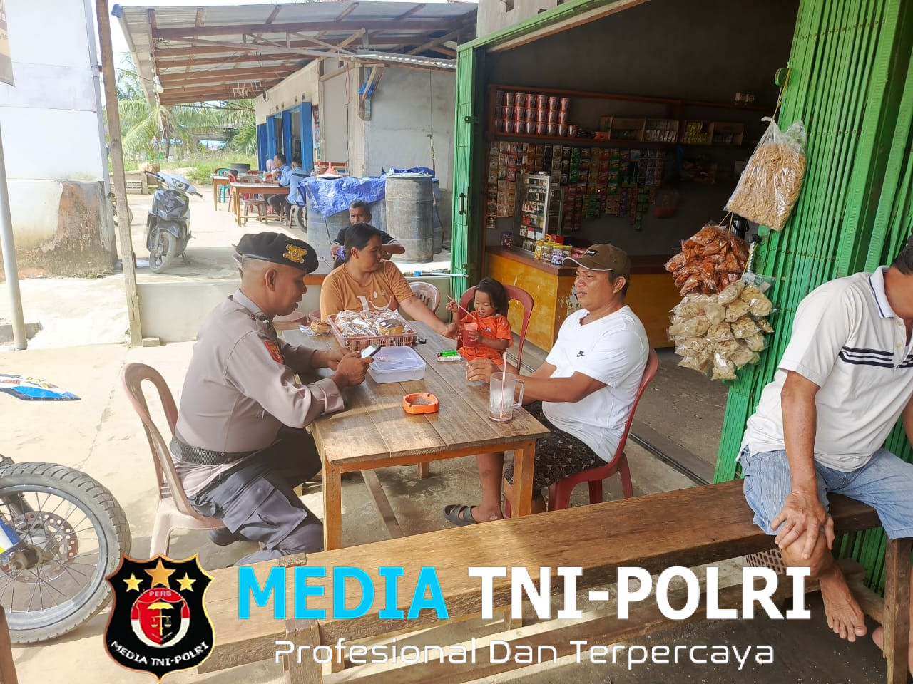 Warga Disambangi Polisi Saat Santai, Kapolsek Air Besar Beri Pesan Kamtibmas