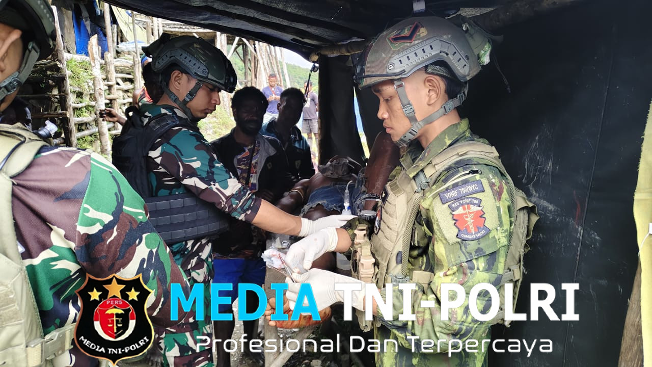 Prajurit Menjahit Luka Negeri, Satgas TNI Selamatkan Pemuda Luka Parah di Kampung Geligi