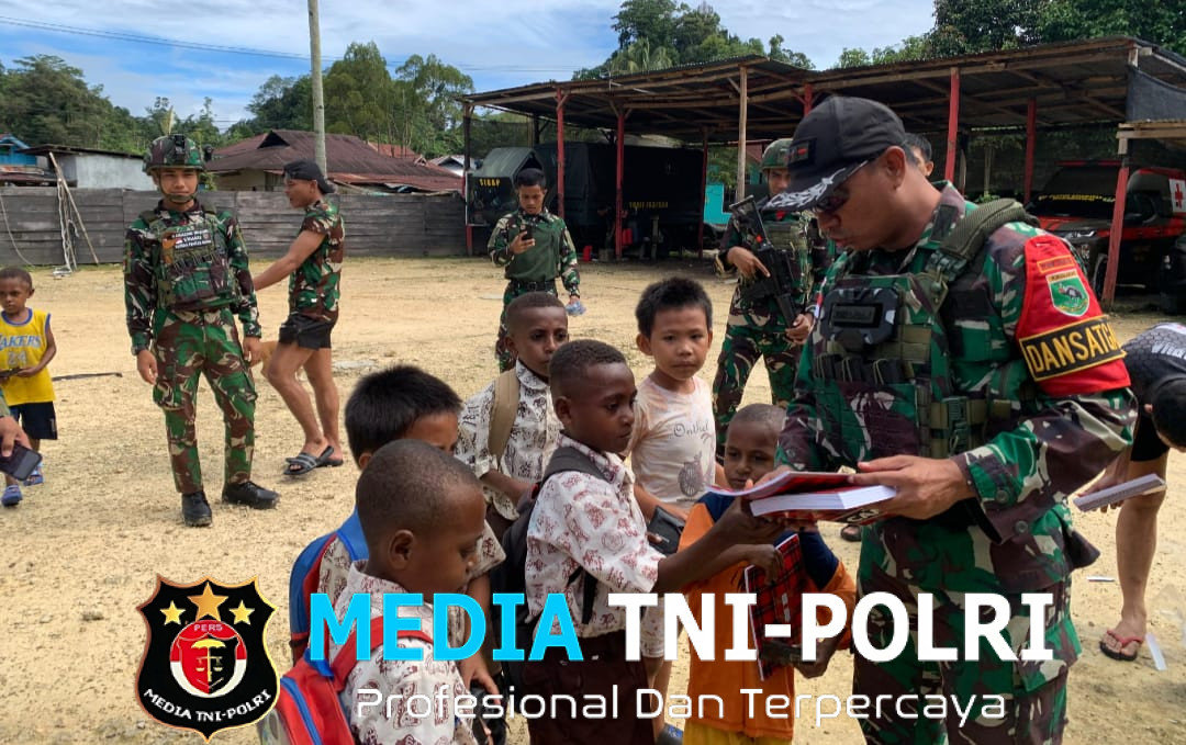 Dansatgas Yonif 763/Sba Bagikan Buku dan Alat Tulis kepada Anak Sekolah
