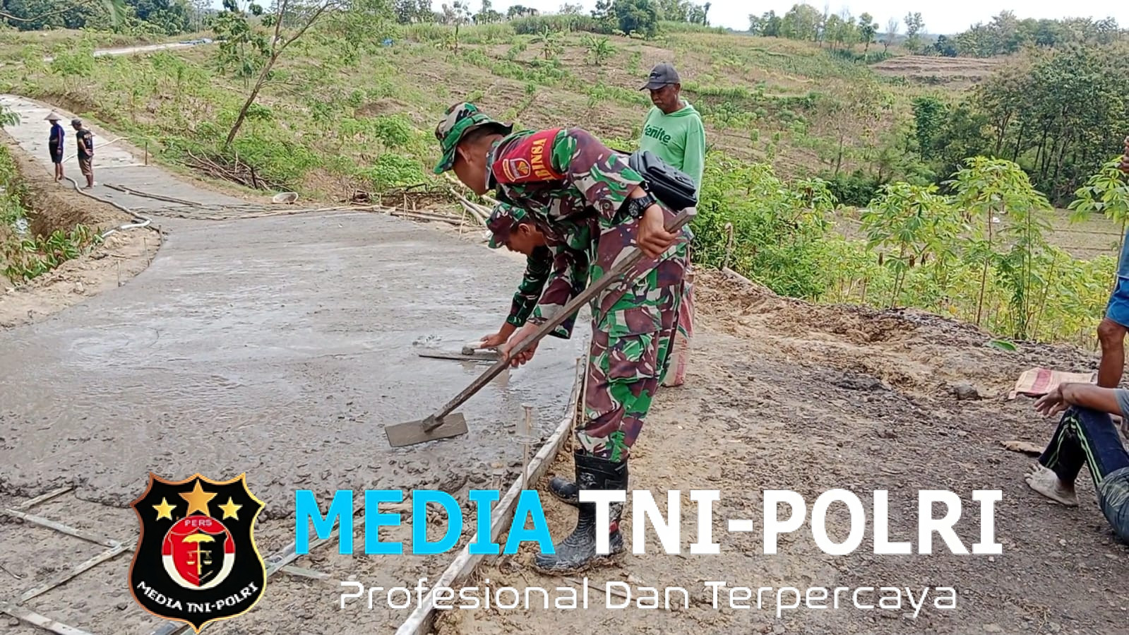 Babinsa Gotong Royong Cor Jalan, Wujud Sinergi TNI dan Rakyat