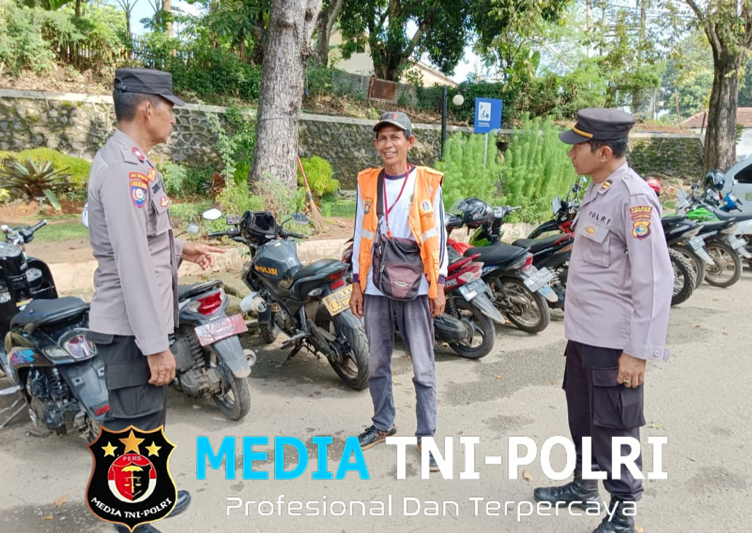 Personel Sat Binmas Polres Lampung Utara Sambangi Tukang Parkir, Berikan Himbauan Kamtibmas