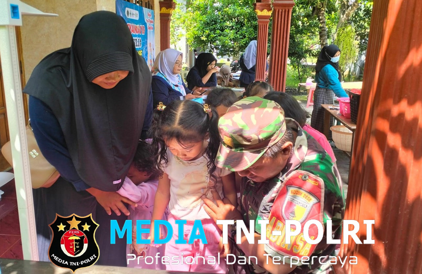 Babinsa Desa Jimbe Dampingi Kader Posyandu “Dahlia” dalam Edukasi Kesehatan Ibu, Anak dan Lansia