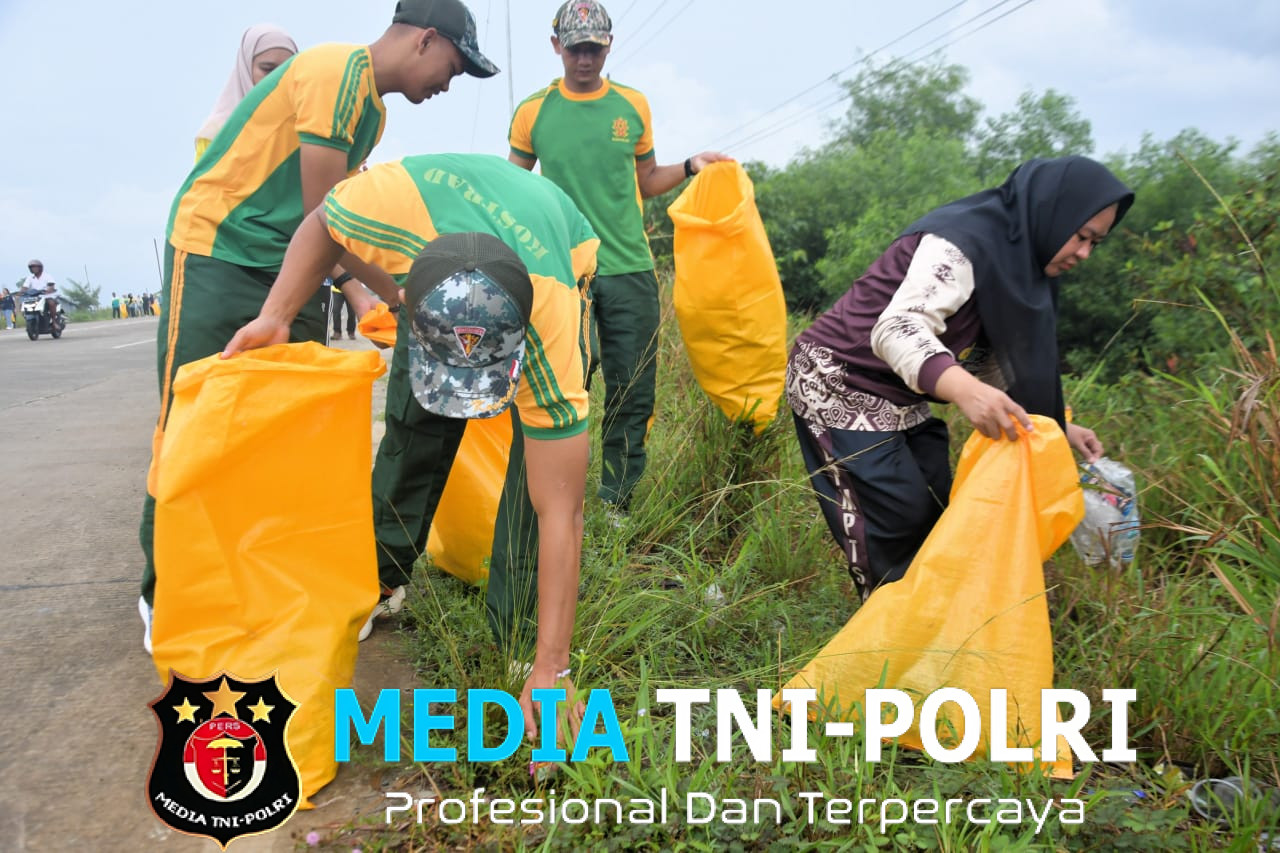 Peduli Lingkungan, Satgas Pamtas Yonarmed 11 Kostrad Beraksi Membersihkan Sampah di Perbatasan
