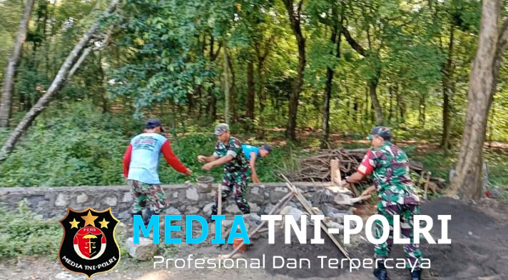Babinsa Berpartisipasi Dalam Pembangunan Talud Jalan, Guna Cegah Longsor