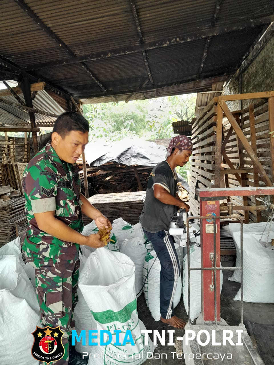 Babinsa Teras Beri Dorongan Semangat dan Motivasi UMKM Kerupuk Kulit