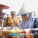 Wakil Bupati Pringsewu Umi Laila Panen Raya Jagung di Enggal Rejo Adiluwih