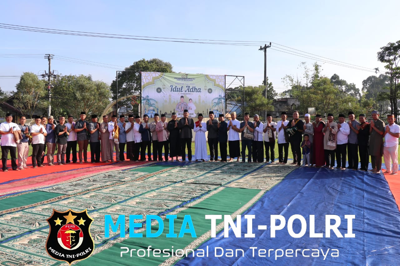 Polres Lampung Barat Laksanakan Shalat Hari Raya Idul Adha 1446 H di Lapangan Mapolres Bersama Warga