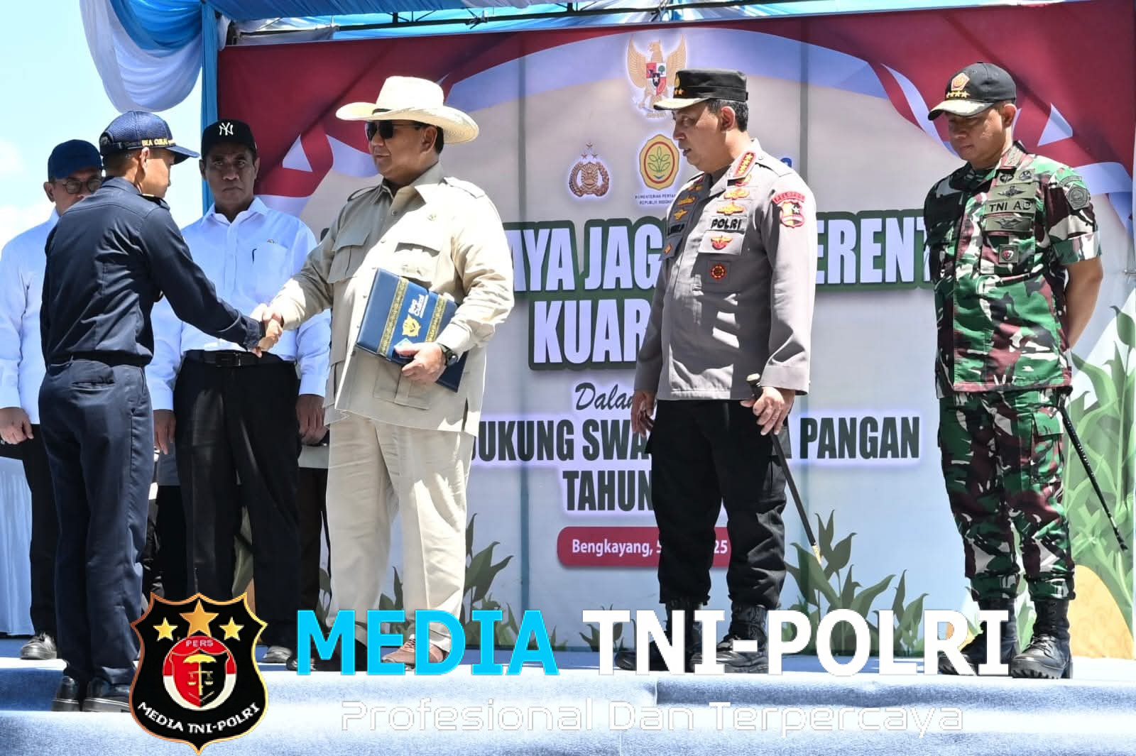 Panglima TNI Dampingi Presiden RI Tinjau Langsung Panen Raya Jagung di Kabupaten Bengkayang, Kalimantan Barat