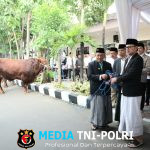 Serahkan Hewan Kurban Kemendagri dan BNPP, Wamendagri Bima Ajak Pegawai Perkuat Kepedulian dan Kebersamaan